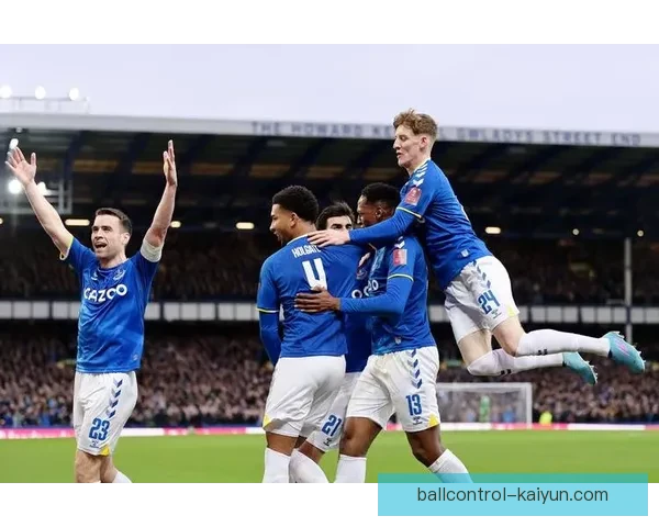 英超埃迪·豪执掌纽卡，球队表现稳健，备受期待